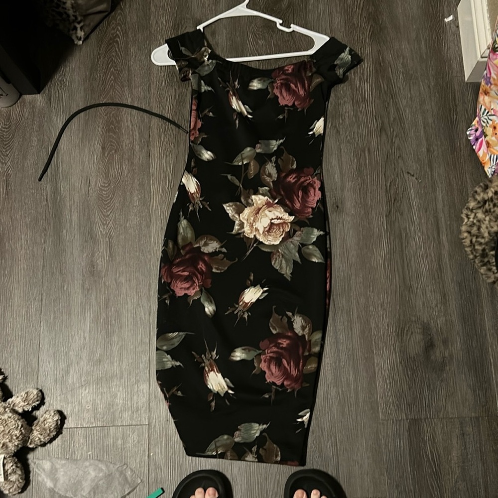 Elegant floral dress, great for nice occasions